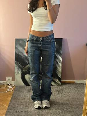 Snygga lowrise jeans som inte använts på länge🫶 Jag är 160 för referens