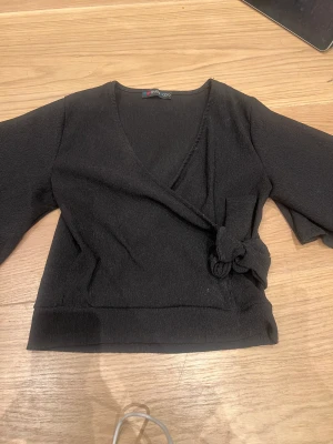 Blus - Säljer denna fina blus med trumpet armar. Den kommer inte till användning för mig längre. Köparen står för frakten💕