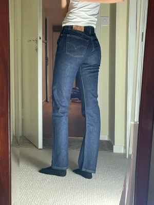 Levis 501 - Supersnygga djupblå/marinblå Levis 501or. Har tyvärr blivit för små för mig så nu säljer jag dem vidare. Skriv om du undrar något om storleken/passformen!☺️Jag är 173cm.