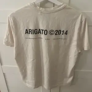 Benvit arigato t-shirt! Köpte för ungefär en månad sen men den var större än vad jag trodde därav att jag säljer den! Annars jättefint skick