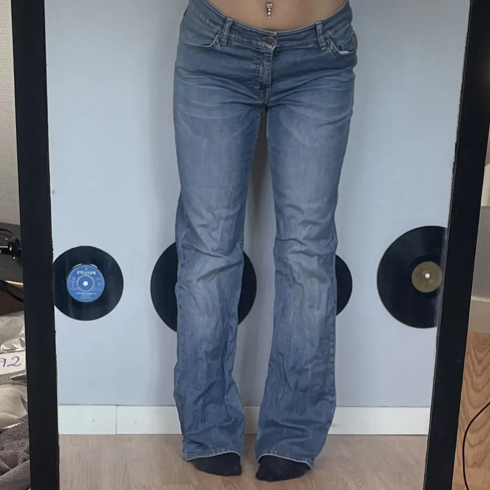 Jättefina Mis Waist jeans som är använda relativt mycket men det finns inget större problem med dem förutom att jag har trampat sönder där nere vid fötterna. Jag är 168.. Jeans & Byxor.