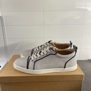 Christian Louboutin  - Säljer dessa feta Loubs i size 43, kommer endast med box!  Dom är väldigt fint skick som ni kan se på bilderna men använda! 