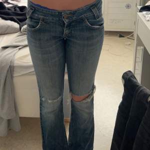 Säljer dessa sjukt snygga lee jeans då dom är för korta för mig. Säljer för 350kr + frakt eller buda! Skriv privat vid intresse💗