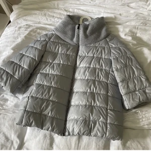 Herno jacka  - Trekvartsärmad, herno liknande i ljusblått. Har även ärmar i samma material som kragen. Ärmarna går att ta av och på. Superfint skick!❣️❣️