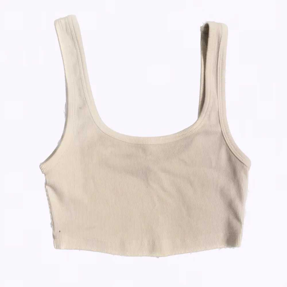 Basic white crop top size S from Zara. Good conditions, the only imperfection is a little hole (visible in the first picture). Perfect for going out or working out.. T-shirts.