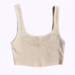 Basic vit crop top Zara S - Basic white crop top size S from Zara. Good conditions, the only imperfection is a little hole (visible in the first picture). Perfect for going out or working out.