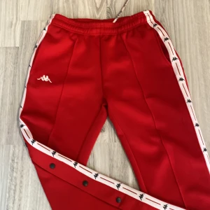Kappa bootcut byxor  - Säljer ni mina röda kappa byxor då de inte kommer till användning. Använda ett få talgånger och för att de är för långa så har de blivit deffekter.  Köpt för 999kr. Mitt pris 450kr
