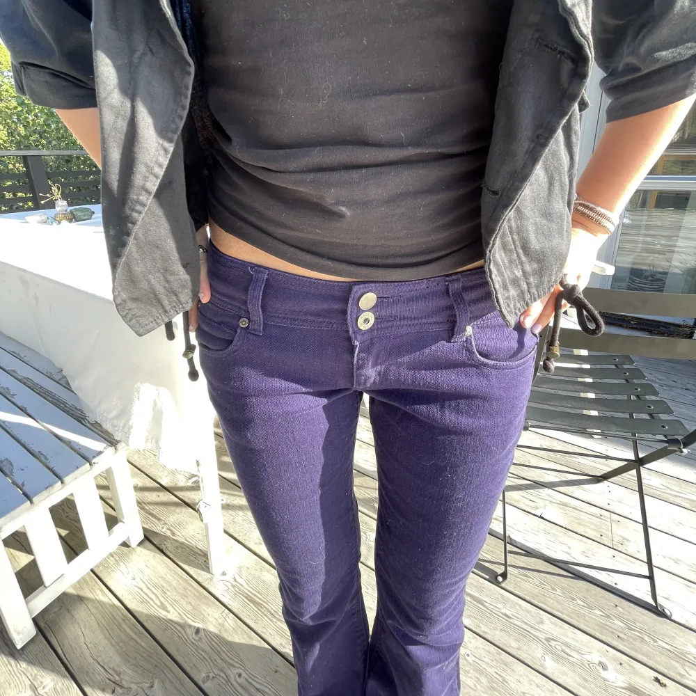 säljer dessa lila lågmidjade bootcut jeans👏🏻👏🏻 modellen är 165 och de sitter bra💗. Jeans & Byxor.