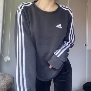 ADIDAS tröja - Vanlig adidas tröja i 