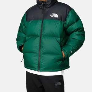 Grön northface jacka - Säljer min gröna northface jacka som jag köpte förra vintern. Använd en del men är i nyskick och helt nytvättad, är i strl S för män men funkar absolut för alla kön