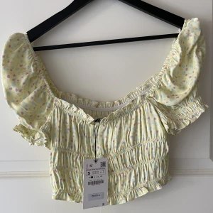 Gullig topp - Söt topp från zara helt oanvänd. Tyvärr är den förstor för mig därför säljer jag den. I storlek s och köpt för 259kr.