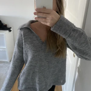 Stickad tröja - grå stickad tröja💓storlek M men passar mig som har S