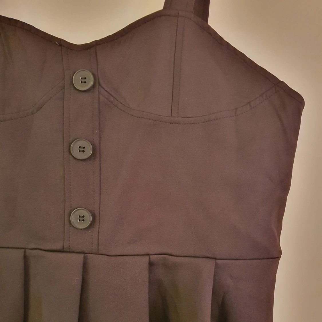 Miniklänning med knappar - 90