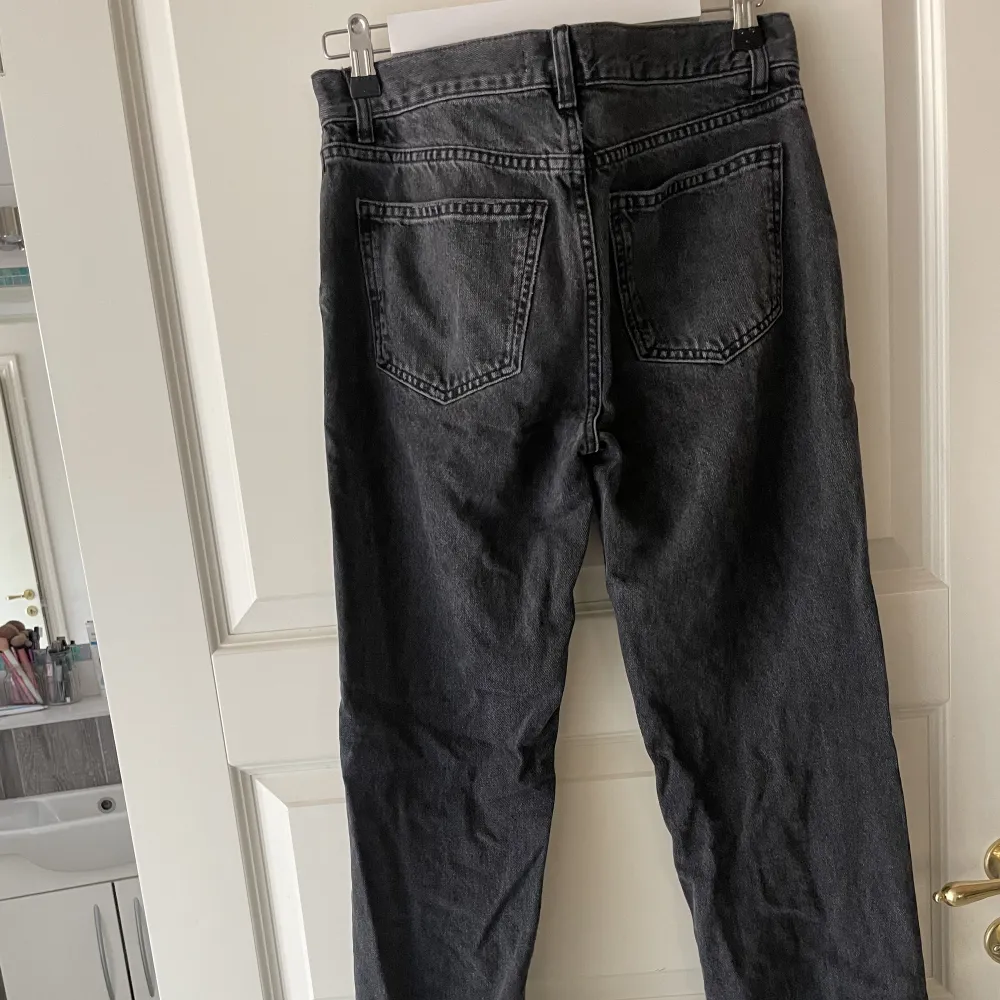 Low straight jeans från gina tricot. Är i storlek 36 passar xs/s. Har använts varsamt.. Jeans & Byxor.