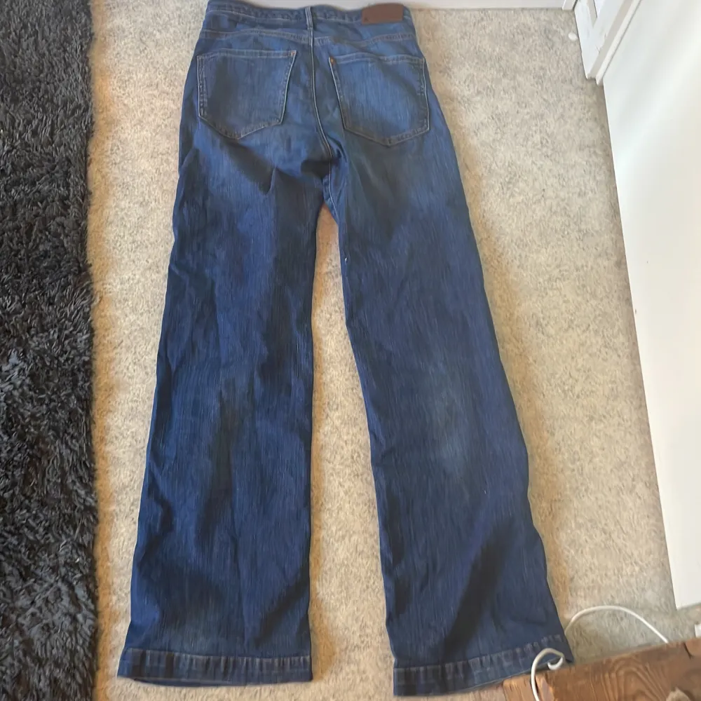 Jättesnygga jeans jag säljer då dem är för små i midjan för mig. Dem är midrise och bara använda några få gånger, inga synliga defekter! . Jeans & Byxor.