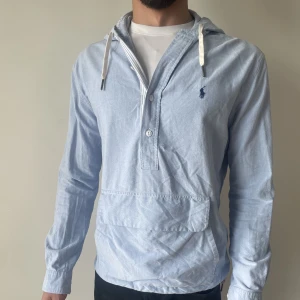 Ralph lauren anorak - Ljusblå anorak från Ralph Lauren, i storlek M