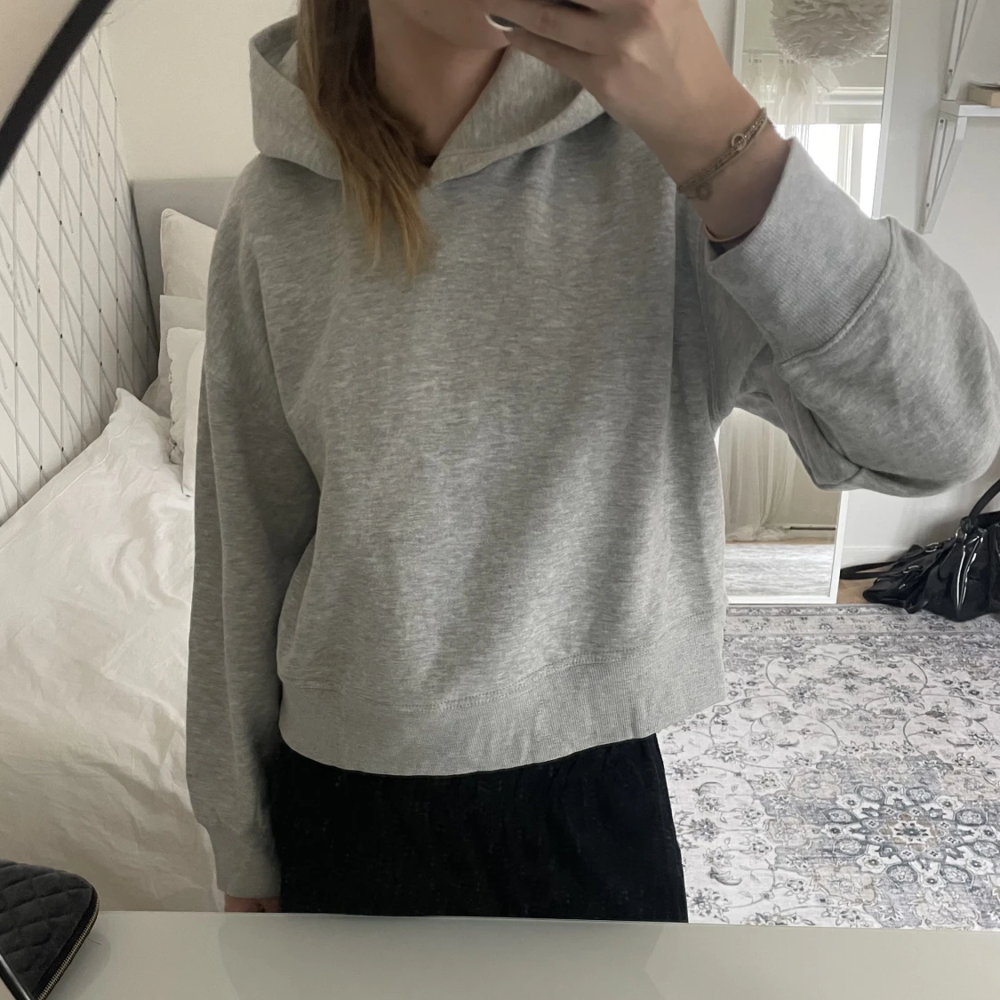 Grå hoodie