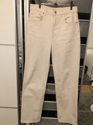 Gina Jeans - Beigevita jeans från Gina Tricot i fint skick, storlek 36