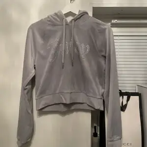 Säljer denna hoodie från Juicy couture. Använd fåtal gånger🤍