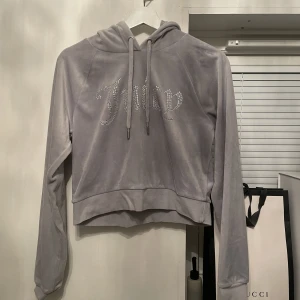 Juciy tröja - Säljer denna hoodie från Juicy couture. Använd fåtal gånger🤍