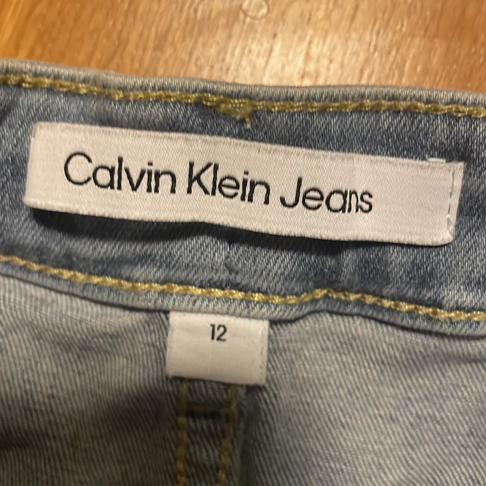 En jeans kjol som är ljus blå från Calvin Klein. Kjolar.