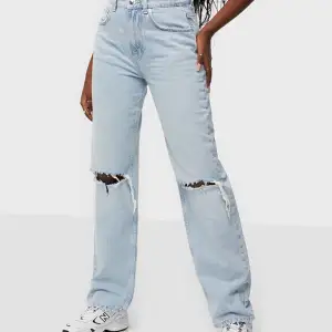Ett par raka högmidjade jeans från Gina med hål🌷✨ Aldrig använda då de är lite för stora😕 Passar xs-s. Hör av dig vid funderingar eller för fler bilder!! Priset kan diskuteras vid snabb affär!!!