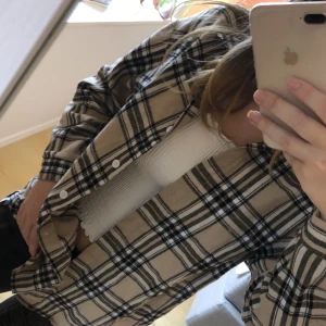 Beige/brun skjorta  - En beige skjorta i storlek xs från SHIEN. Lite oversized