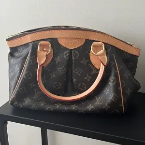 Säljer min väska från Louis Vuitton modell Tivoli Koden på lappen FH0168 Kan mötas (Nyköping eller Stockholm vid köp)