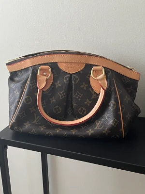 Tivoli Louis Vuitton  - Säljer min väska från Louis Vuitton modell Tivoli Koden på lappen FH0168 Kan mötas (Nyköping eller Stockholm vid köp)