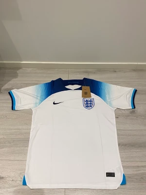 England Three Lions T-shirt  - Helt ny, storlek L 