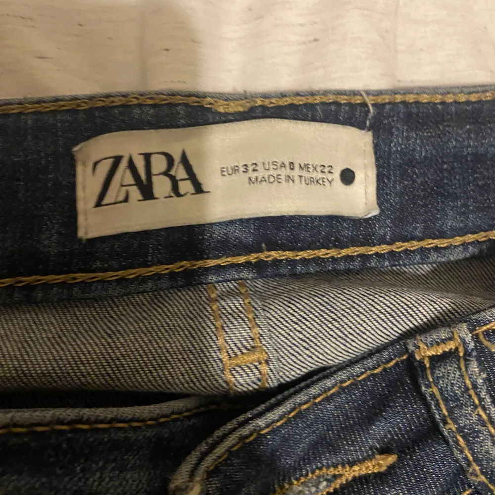 Säljer mina mörkblåa lågmidjade jeans från zara i stl 32🩷Säljer pågrund av att de är för små för mig o inte används💕Nypris: ca 370kr🩷. Jeans & Byxor.