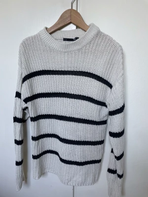 Stickad tröja - Storlek S från Lager 157 🤍 Köparen står för frakt 