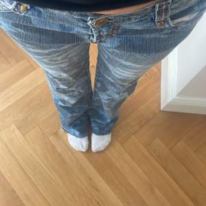 Säljer jättefina jeans köpta på plick, st 36 camouflerade byxor