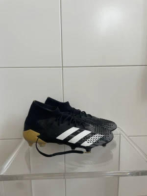 Fotbollsskor  - Adidas predator 20.1 FG Använda Max 5 gånger skick 9/10 nästan helt nya och inget slitage på skorna då de endast är an  bra på konstgräs. Pris kan diskuteras vid snabb affär!