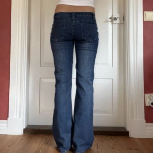 Lågmidjade jeans  - Midjemått-  40 cm  (rätt över)  Inerbenslängd -77cm  Jag är 170 på bilderna! Inga defekter!  Du kan använda KÖP NU💕