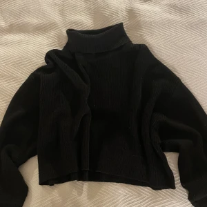 Svart stickad tröja  - Jätte snygg svart stickad tröja med krage. Är egentligen en xl men passar som m. Den är bara använd ett par gånger. 
