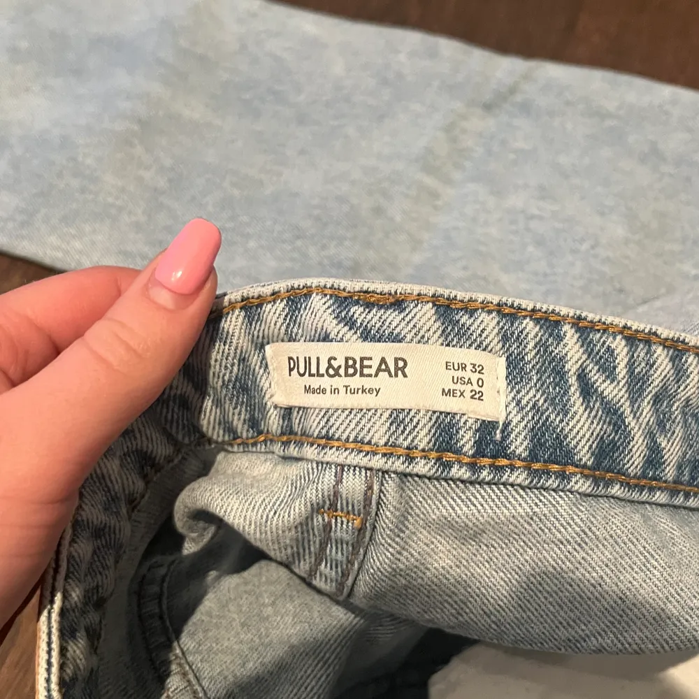 Säljer mina pull&bear jeans i stl 32 pga de inte används. Använt fåtal ggr, i fint skick! Hör av dig om du har någon fråga🥰. Jeans & Byxor.