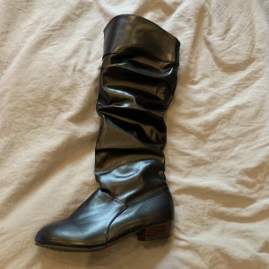 Stövlar - Supersnygga trendiga svarta stövlar som passar perfekt till hösten! Aldrig använda då dem tyvärr blev för små. Dem är i stl 39, men jag skulle säga att det är en 38💕 Klacken är 3 cm! Köpare står för frakt.