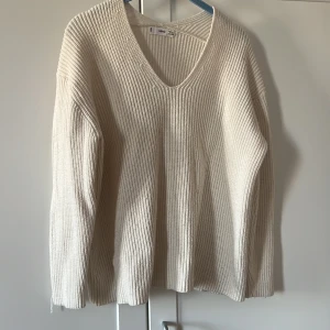 Vit stickad tröja  - Vir stixkad teöja ifrån mango. Anvönd och lite nopprig. Storlek xs men passar small med. 