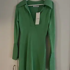 Klänning från adoore, samma modell som på bilden men grön. Storlek 34. Aldrig använd.