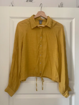 Gul blus  - Gul blus från Lindex