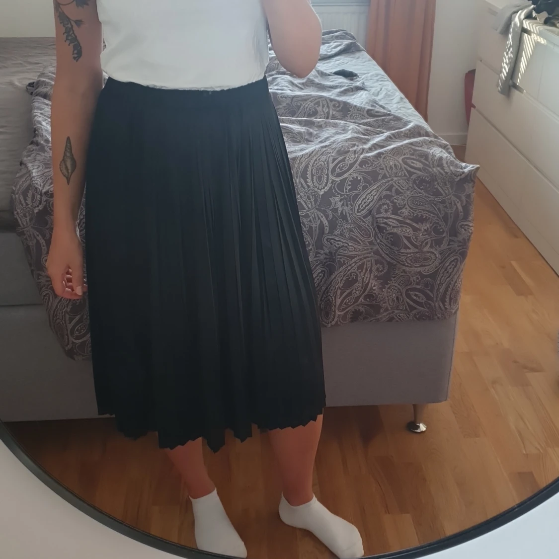 Svart plisserad midikjol