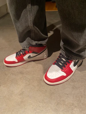 Air Jordan 1 Mid Chicago 2020 - Jordans som är i bra skick men dom är använda. Storlek 44 Originalbox finns kvar