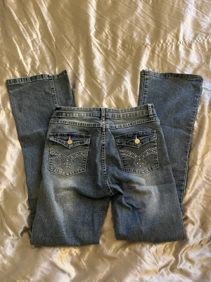 Blåa jeans - Blåa bootcut jeans med snygga fickor!