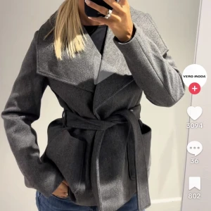Kappa - Säljer nu min jättefina kappa från vero Moda som är helt slutsålt, den är använd endast en gång så den är helt ny! Nypris 700kr, vid frågor och funderingar kontakta mig☺️❤️🌟🫶🏼