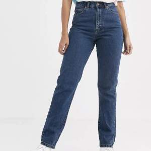 Mom jeans från Dr Denim, i modellen ”Nora”, med hög midja. Använda bara 3 gånger så väldigt fint skick utan tecken på användning. Strl 27/30. Nypris 789 :-, säljer för 285! ☺️