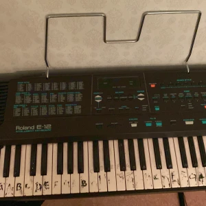 Keyboard  - Keyboard(Piano) kan få den för pengar och/eller Jordans 