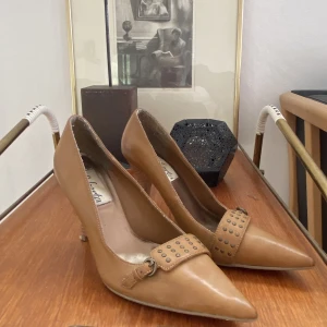 Supersnygga vintageklackar stlk 38 - Säljer dessa superfina klackar i storlek 38! Säljs i befintligt skick!🪩💞Från märket Liberta✨