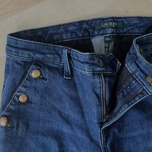Säljer dessa jeans från Ralph Lauren med guldknappar på fickorna. Storlek 2 (Small). 🩵🦋Dom är lågmidjade och går ut lite vid byxbenet. Otroligt bekväma och snygga!