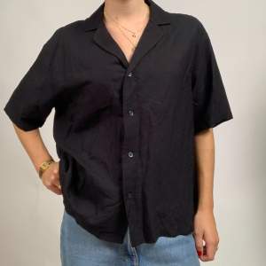 Kortärmad skjorta från Uniqlo i svart💛 Nice basplagg året runt✨ Storlek L men passar även andra storlekar beroende på passform🧚‍♀️
